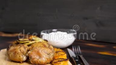 烤西葫芦和红薯旁边的炒肉